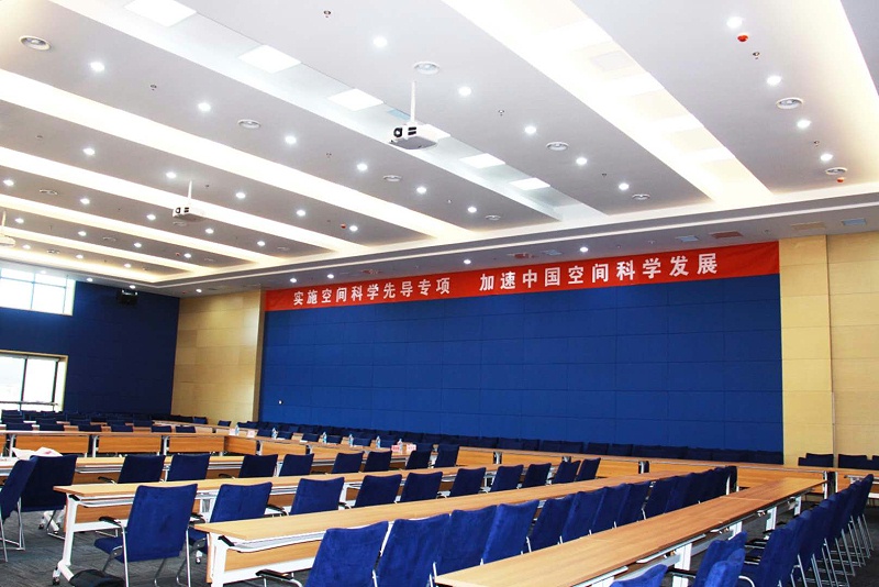 会议室榴莲网站在线观看设备连接时如何避免电流声