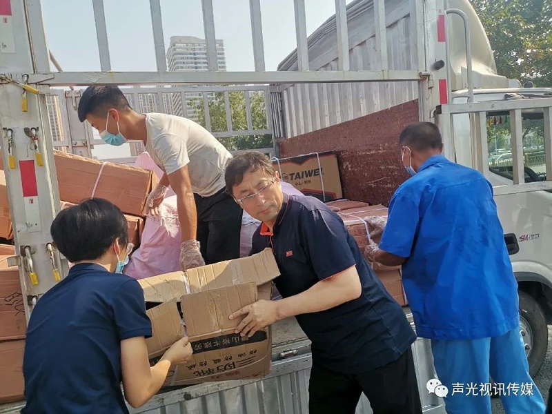 ZOBO董事长张新峰作为声光视讯行业联盟代表赴豫芒温暖灾区，传递爱心