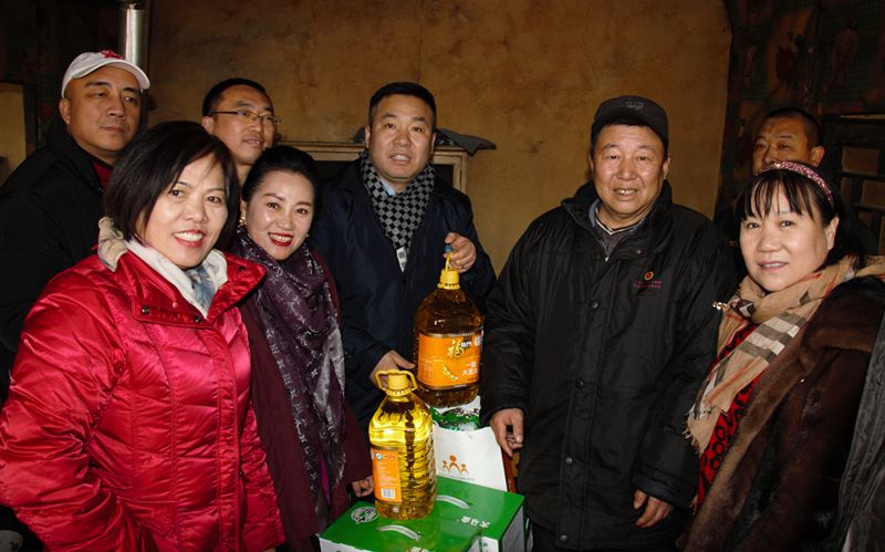8爱照涞源，ZOBO榴莲视频在线免费观看党支部寒冬送暖扶贫活动
