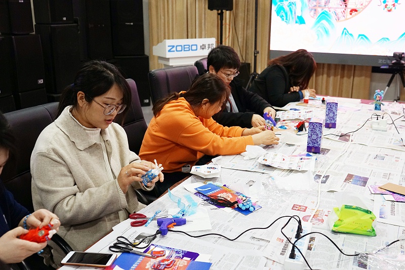ZOBO榴莲视频在线免费观看工会丨举办体验非遗之美-制作北京绢人的“女神节”活动