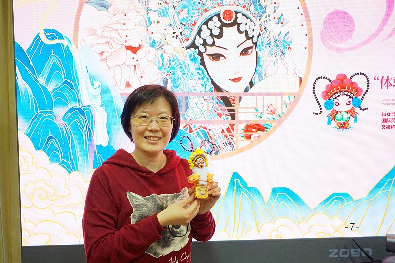 ZOBO榴莲视频在线免费观看工会丨举办体验非遗之美-制作北京绢人的“女神节”活动